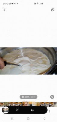 Primo taglio cagliata. Risulta molto bella nel colore e separazione dal siero perfetta. / Screenshot_20210507-094245_Gallery.jpg Screenshot_20210507-094245_Gallery.jpg